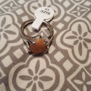 Tear drop shaped mottled peach/tan stone ring